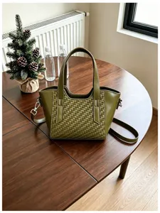 Sac à main texturé tissé vert olive, sac bandoulière décontracté élégant avec poignées et boucles.