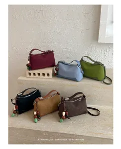 Minimalistische Retro Hobo Schultertasche mit schickem Perlenanhänger für den Alltag.