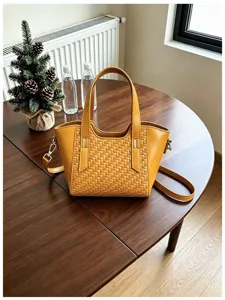 Élégant sac bandoulière tissé jaune pour femme, sac à main tendance avec bandoulière.