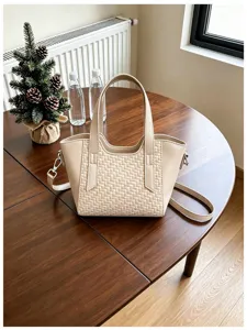 Sac à bandoulière tissé tendance pour femme, sac porté épaule chic avec poignée et style.