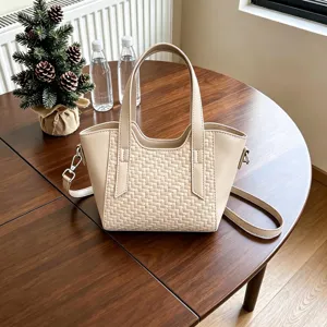 Sac Bandoulière Femme Motif Tissé Décontracté en Cuir PU Sac Seau Designer Sac à Main Sac à Épaule Avec Pendentif en Perles de Bois