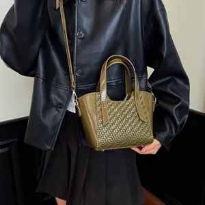 Sac bandoulière tressé en cuir vert olive pour femme, élégant sac cabas avec deux poignées.