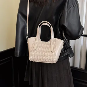 Sac bandoulière tissé chic pour femme, sac à épaule design de niche tendance, cabas élégant.