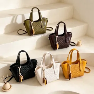 Sac bandoulière tressé pour femme cabas élégant multicouleur avec pendentif perlé.