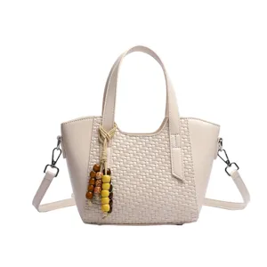 Sac bandoulière tissé pour femme, fourre-tout élégant avec perles en bois et bandoulière.