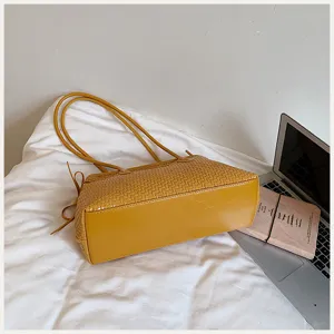 Bolso de hombro de cuero trenzado amarillo detalle, bolso elegante de doble asa.