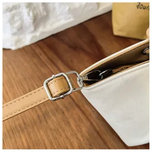 Nahaufnahme Detail der stylischen Umhängetasche mit verstellbarer Metallschnalle und Leder.