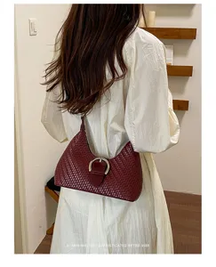 Detailansicht der bordeauxroten gewebten Damentasche elegante Retro Achseltasche.
