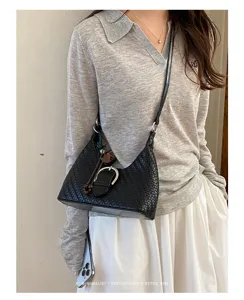 Schwarze gewebte Leder-Hobo-Umhängetasche für Damen, retro minimalistisch mit Metallschnalle.