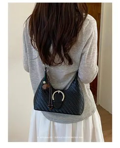 Schwarze gewebte Schultertasche mit schicker Schnalle, ideal für den stilvollen Alltag.