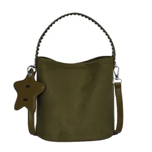 Sac seau vintage en daim vert olive avec poignée supérieure et pendentif étoile vue principale.