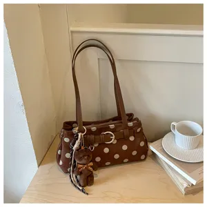 Sac à épaule marron à pois tendance avec charm d'ours mignon pour la mode quotidienne