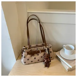 Élégant sac baguette à pois d'inspiration coréenne avec un adorable pendentif d'ours.