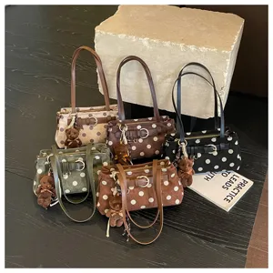 Sac baguette épaule à pois style coréen, tissu daim doux avec charmant pendentif ourson.