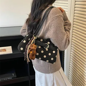 Sac baguette d'épaule à pois de style coréen avec pendentif ours et design minimaliste.