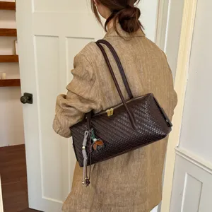 Bruine geweven baguette schoudertas voor dames, chique casual handtas voor dagelijks gebruik.