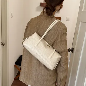 Chique geweven baguette schoudertas voor dames, stijlvolle minimalistische forensen tas.