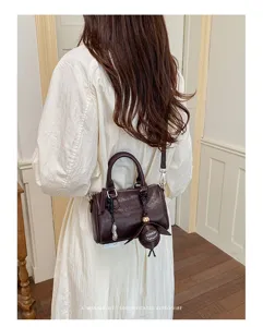 Sac Boston rétro marron en cuir PU pour femme, élégant sac à main bandoulière détail.