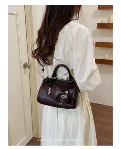 Élégante sac bandoulière en cuir PU marron foncé avec poignée et charm chic pour le quotidien.