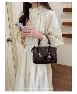 Vue detaillee d'un sac a main Boston en cuir PU marron elegant, sac retro chic pour le commute.
