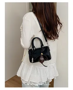Sac à bandoulière élégant en cuir PU noir pour femmes, sac à main polyvalent avec breloques.