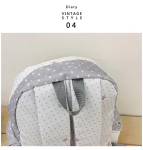 Detalle de mochila que muestra las correas y el diseño de estrellas y corazones.