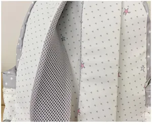 Primer plano del detalle de la correa de la mochila con estampado de estrellas y malla.