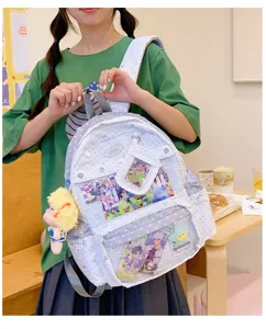 Vista detallada de la mochila escolar informal con patrón de estrellas y bolsillo transparente.