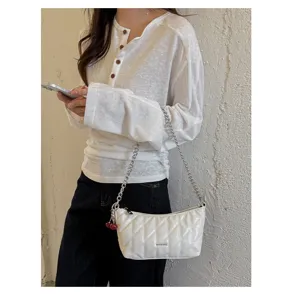 Detail view of a stylish white quilted chain shoulder bag, perfect for daily wear and chic looks.