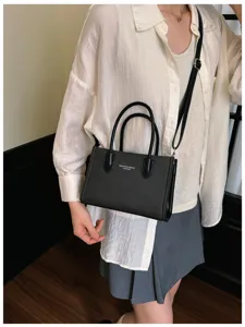 Schwarze Leder Umhängetasche Detailansicht, lässige Damen Handtasche mit kurzen Griffen.