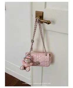 Roze gewatteerde laklederen ketting schoudertas met een leuke pluche berenhanger charm.