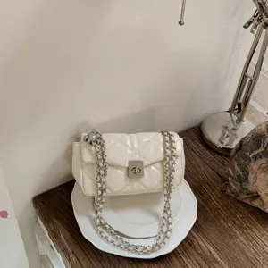 Koreaanse Stijl Gequilt Patroon PU Leder Crossbody Tas Met Metalen Kettingriem Draaisluiting Kleine Vierkante Schoudertas Voor Vrouwen