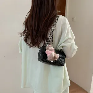 Koreaanse stijl zwarte gewatteerde ketting schoudertas voor vrouwen met schattige pluche hanger.