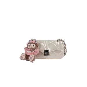 Chique gewatteerde ketting schoudertas voor dames, stijlvolle crossbody tas met pluche charm.