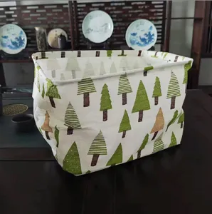 Panier de rangement pliable en coton et lin avec motif d'arbres verts pour jouets et maison.