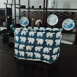 Vue détaillée du panier de rangement en tissu pliable avec un joli motif d'ours polaire blanc.