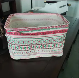 Boîte de rangement pliable en coton et lin avec bandes rouges et vertes pour la maison.