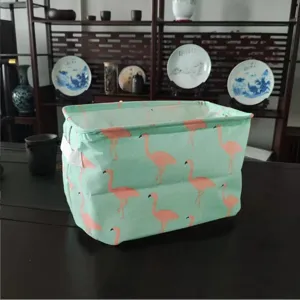 Vue détaillée d'une boîte de rangement en tissu pliable avec joli motif flamant rose.