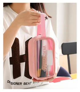 Trousse de toilette imperméable en PVC rose avec fenêtre transparente et poignée portable.