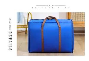 Dettaglio della grande borsa di stoccaggio blu con manici marroni resistenti per coperte.