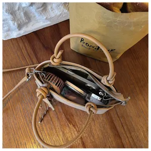 Detailansicht des braunen Lederhandtaschen-Innenraums mit großem Stauraum für Alltag.