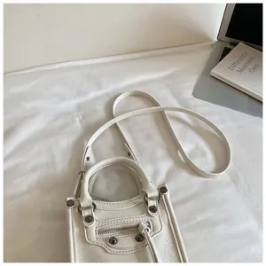 Petit sac de téléphone style moto blanc avec rivets, sac à bandoulière tendance femme vue détail.