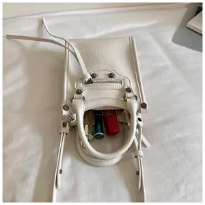 Petit sac bandoulière blanc style moto avec clous en métal tendance et fermeture éclair.