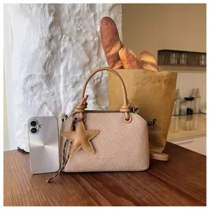 Koreanischer Stil Leder Mini Henkeltasche mit Sternanhänger Holztisch Lifestyle-Detail