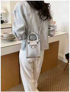 Sac bandoulière téléphone moto clous métalliques argenté tendance mini sac carré chic pour femmes.