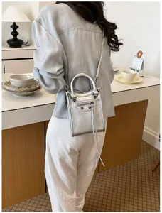 Sac bandoulière mini moto métallisé argenté pour femmes, sac de téléphone chic et tendance.