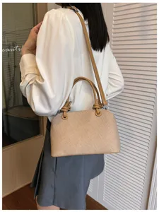 Detailansicht der stilvollen koreanischen Handtasche mit eleganten Griffen und Schulterriemen.