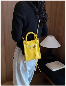 Sac bandoulière mini moto jaune chic pour femmes, sac à main vertical en similicuir.