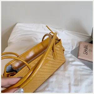 Bolso de hombro tejido amarillo para mujer, elegante bolso de mano de piel PU con cremallera.