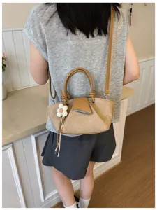 Lässige Damen Umhängetasche aus Canvas, stilvolle Handtasche mit Blumenanhänger für Alltag.